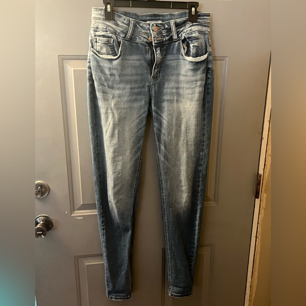 Size 29 KanCan Signature “Kurvy” light wash